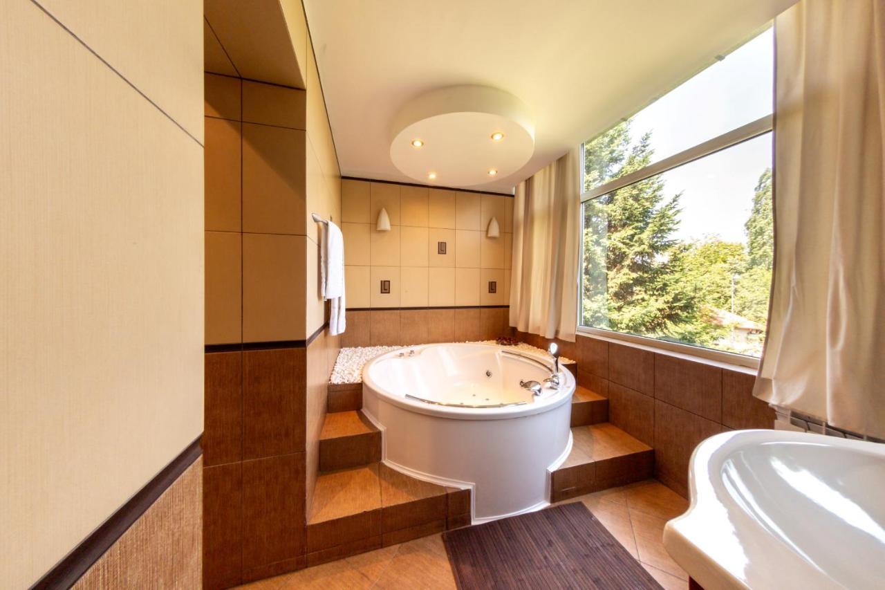 1br With Jacuzzi Near Herastrau: Ideal Getaway Apartment