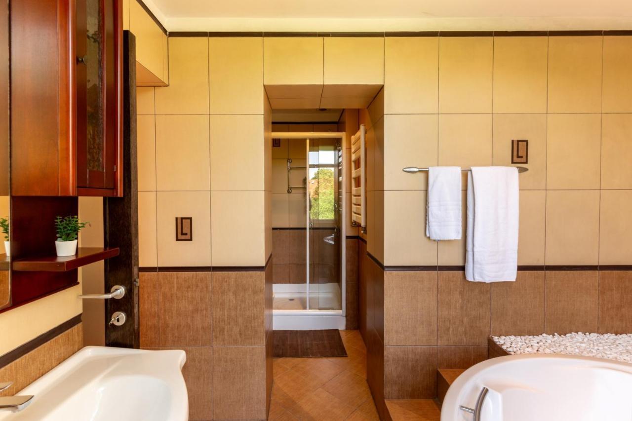 1br With Jacuzzi Near Herastrau: Ideal Getaway