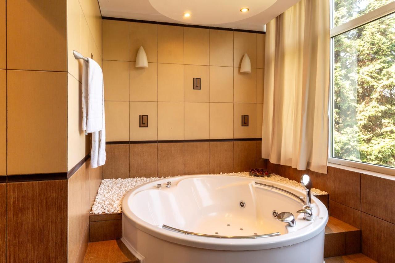 Apartment 1br With Jacuzzi Near Herastrau: Ideal Getaway