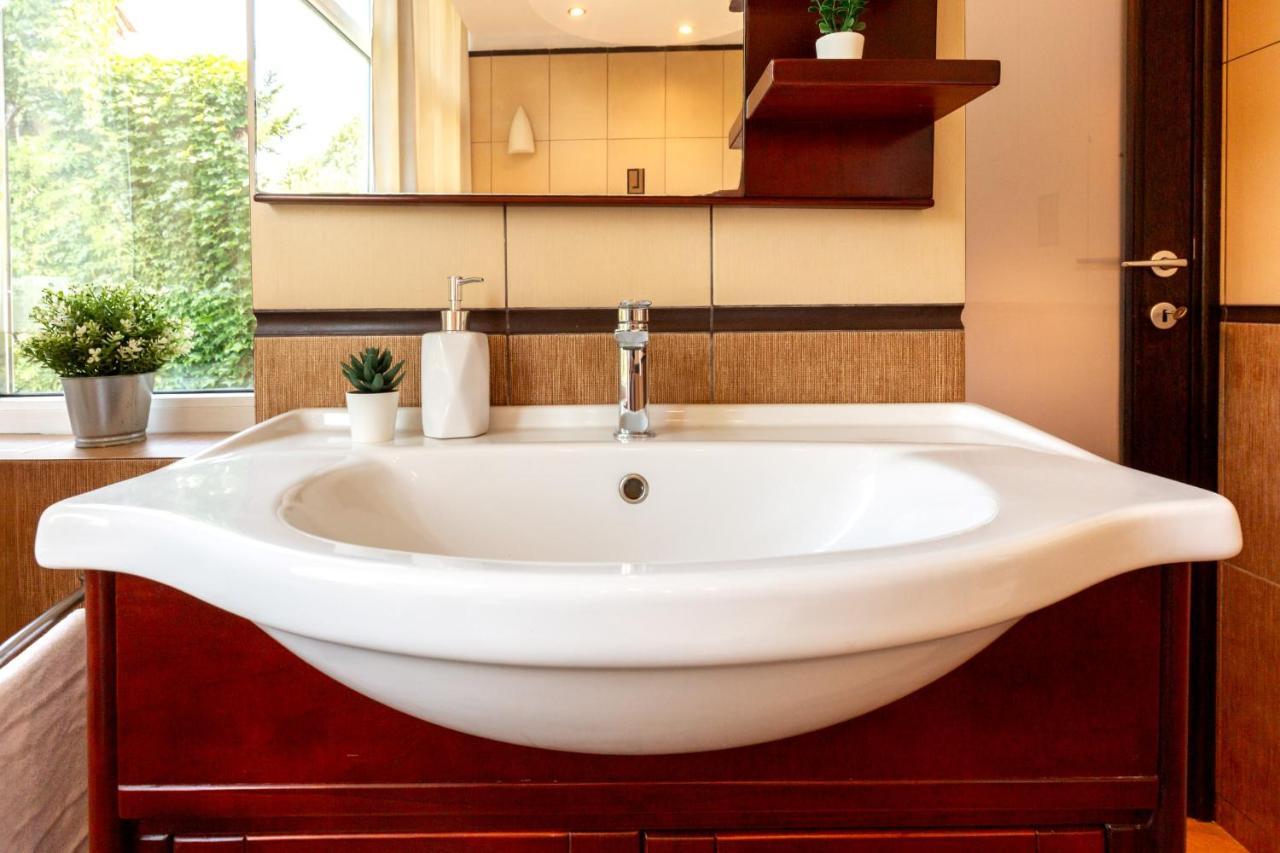 1br With Jacuzzi Near Herastrau: Ideal Getaway Apartment