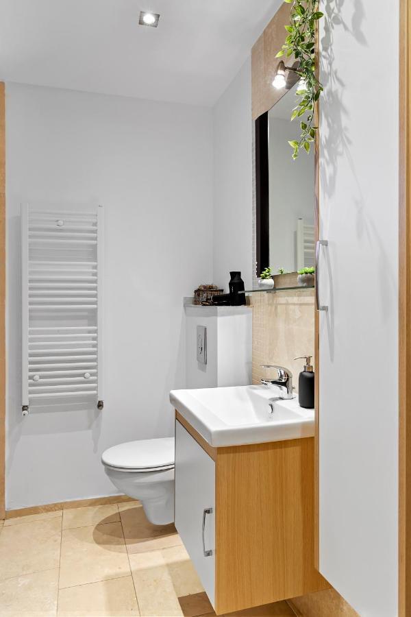 Apartment City Heart Retreat Elegant Bucharest