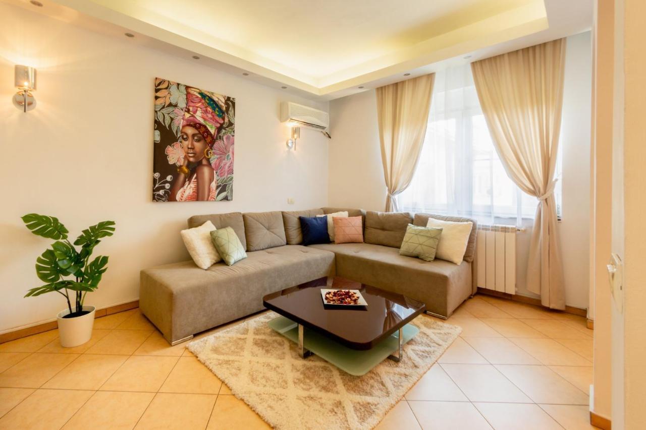1br With Jacuzzi Near Herastrau: Ideal Getaway Apartment Bucharest