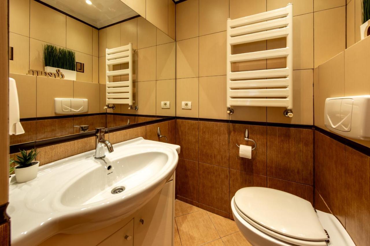 1br With Jacuzzi Near Herastrau: Ideal Getaway Apartment Bucharest