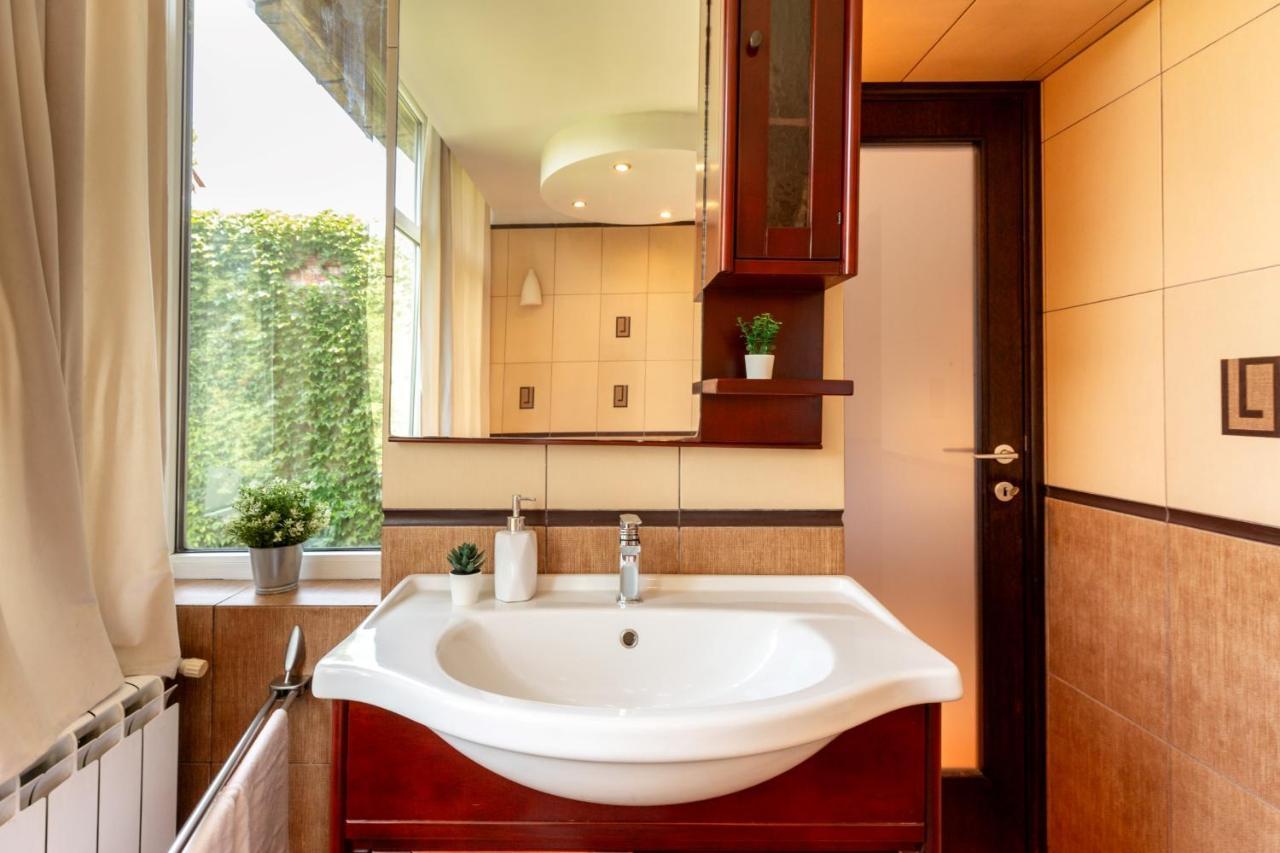 1br With Jacuzzi Near Herastrau: Ideal Getaway Apartment