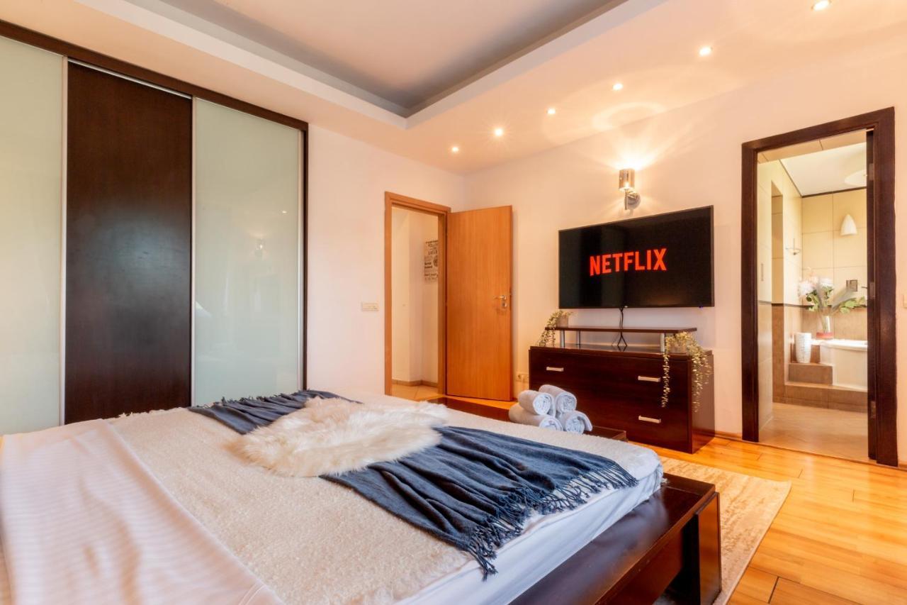1br With Jacuzzi Near Herastrau: Ideal Getaway Apartment Bucharest