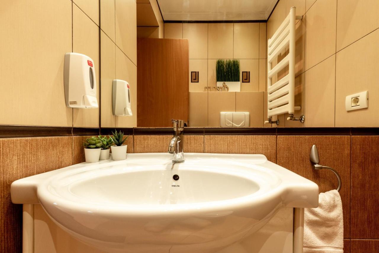 1br With Jacuzzi Near Herastrau: Ideal Getaway