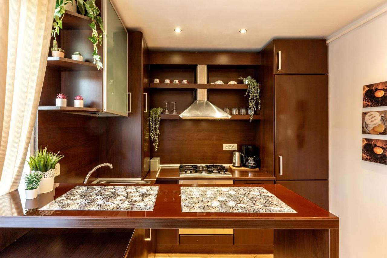 Apartment 1br With Jacuzzi Near Herastrau: Ideal Getaway *