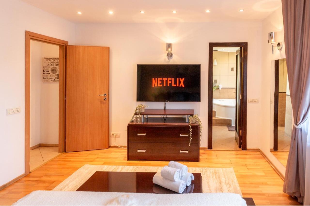 1br With Jacuzzi Near Herastrau: Ideal Getaway