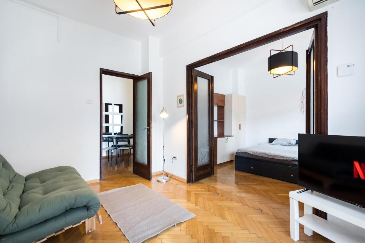 Apartment Sleek Comfort - A Blend Of Style And Convenience *
