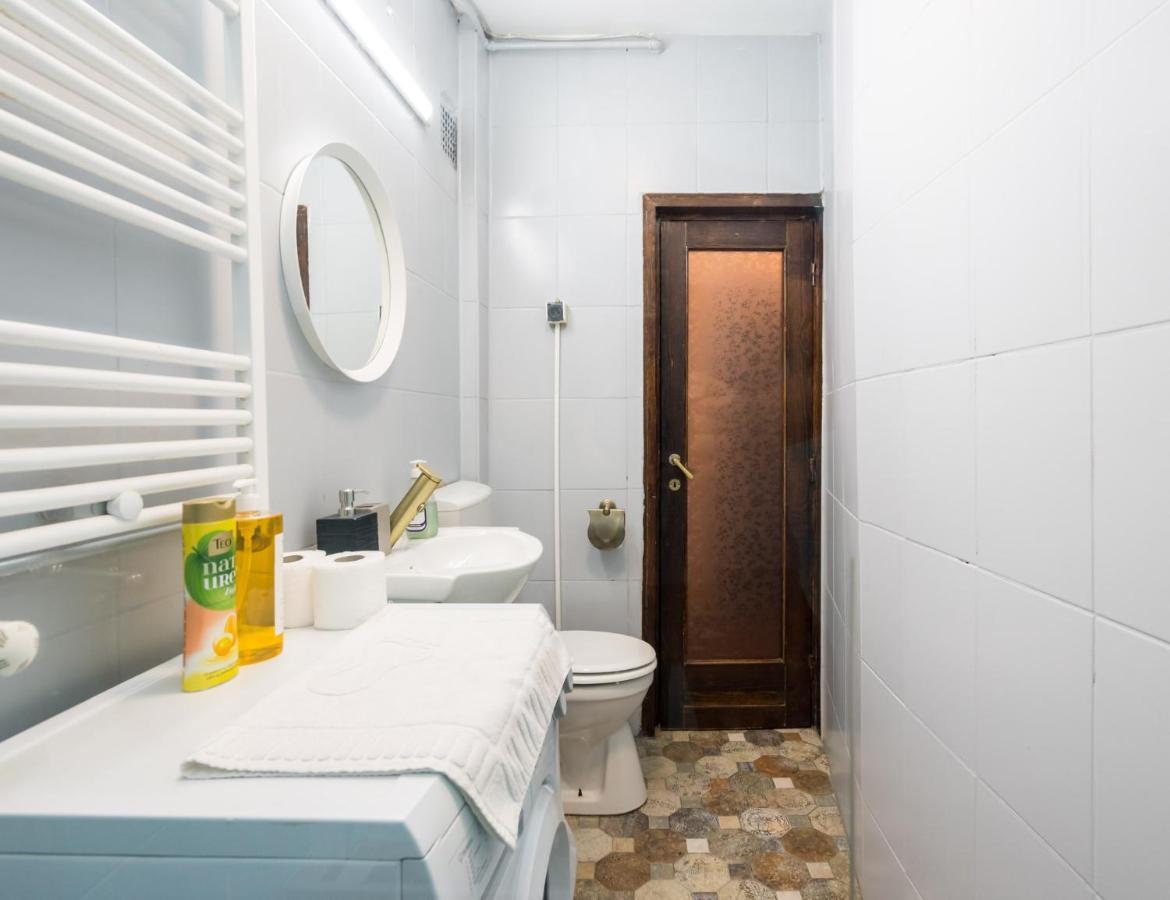 Apartment Sleek Comfort - A Blend Of Style And Convenience *