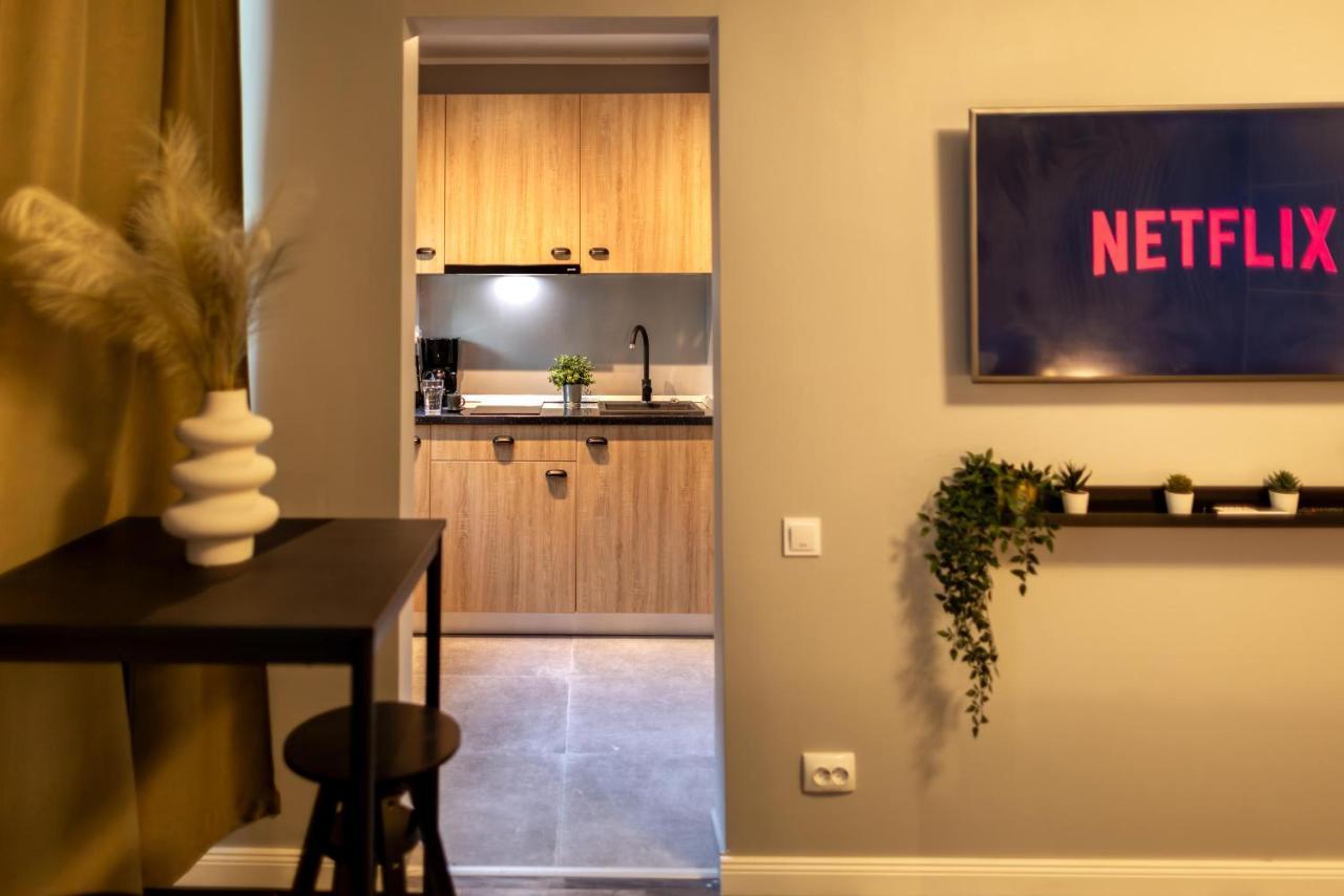 Charming With Parking - The Perfect Getaway Apartment