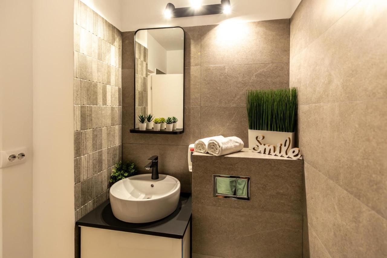 Charming With Parking - The Perfect Getaway Apartment