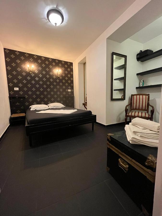 Old Town Napoleon Crib Apartment *