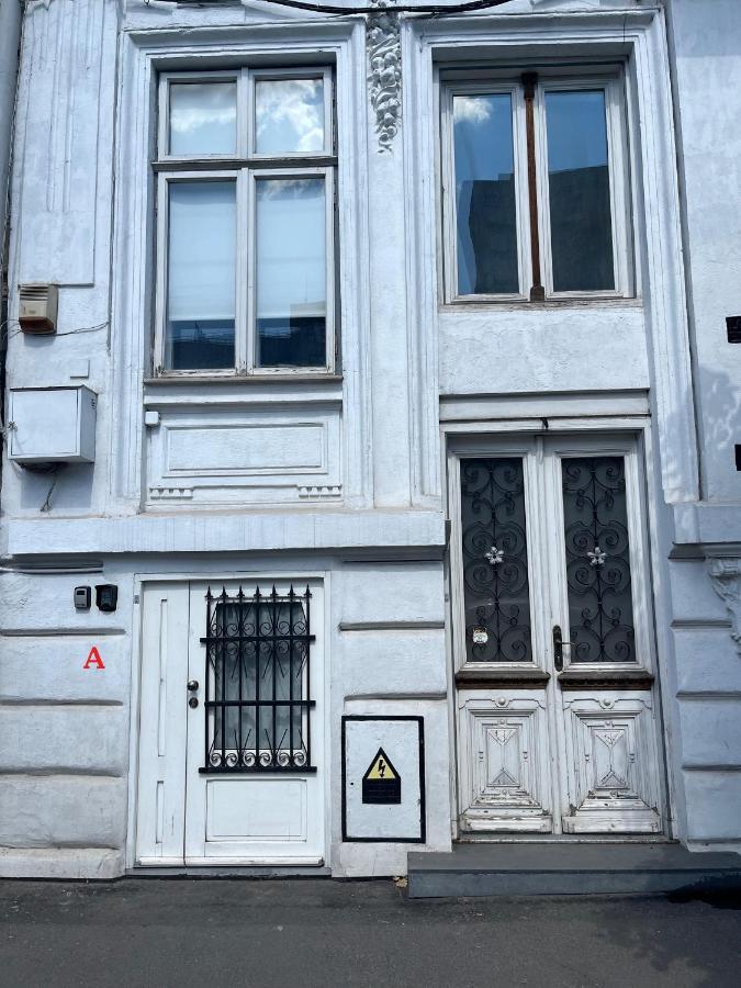 Old Town Napoleon Crib Apartment