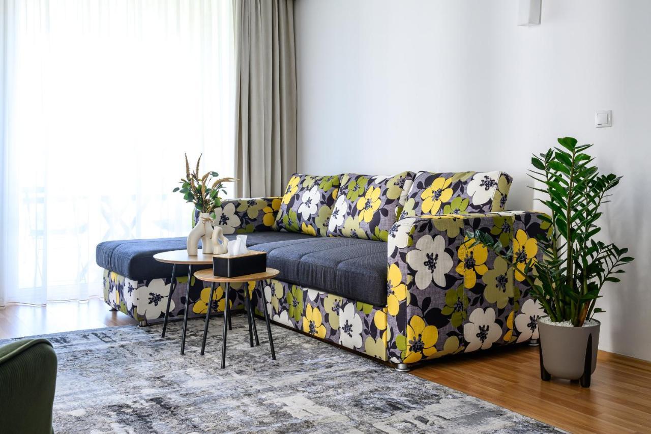 Eme-rose Condo, Free Guarded Parking & Gym Apartment Bucharest