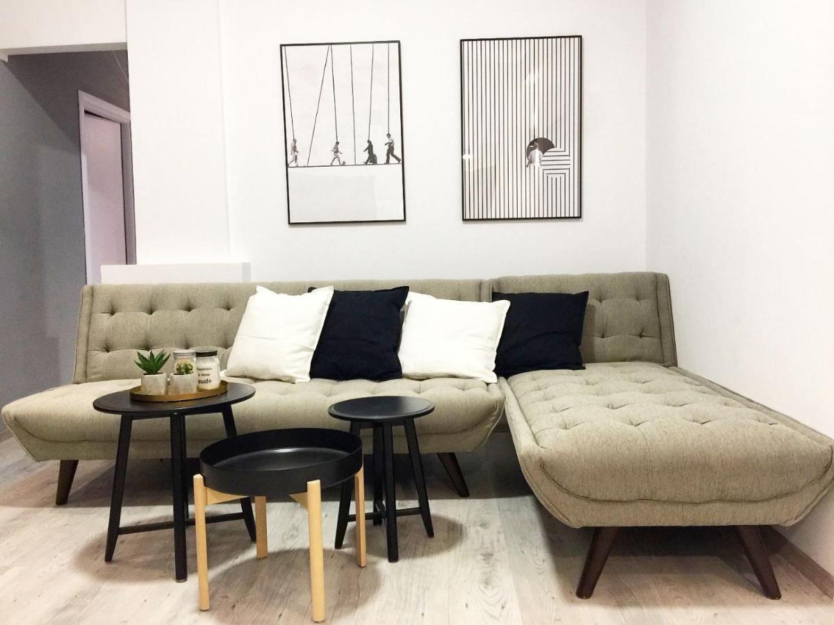 Perfect Home: Cozy 2br & Balcony