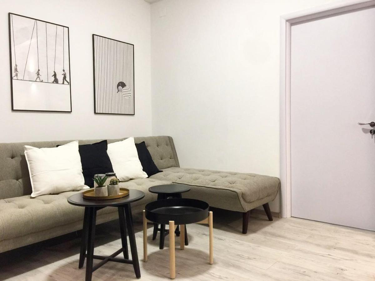 Perfect Home: Cozy 2br & Balcony