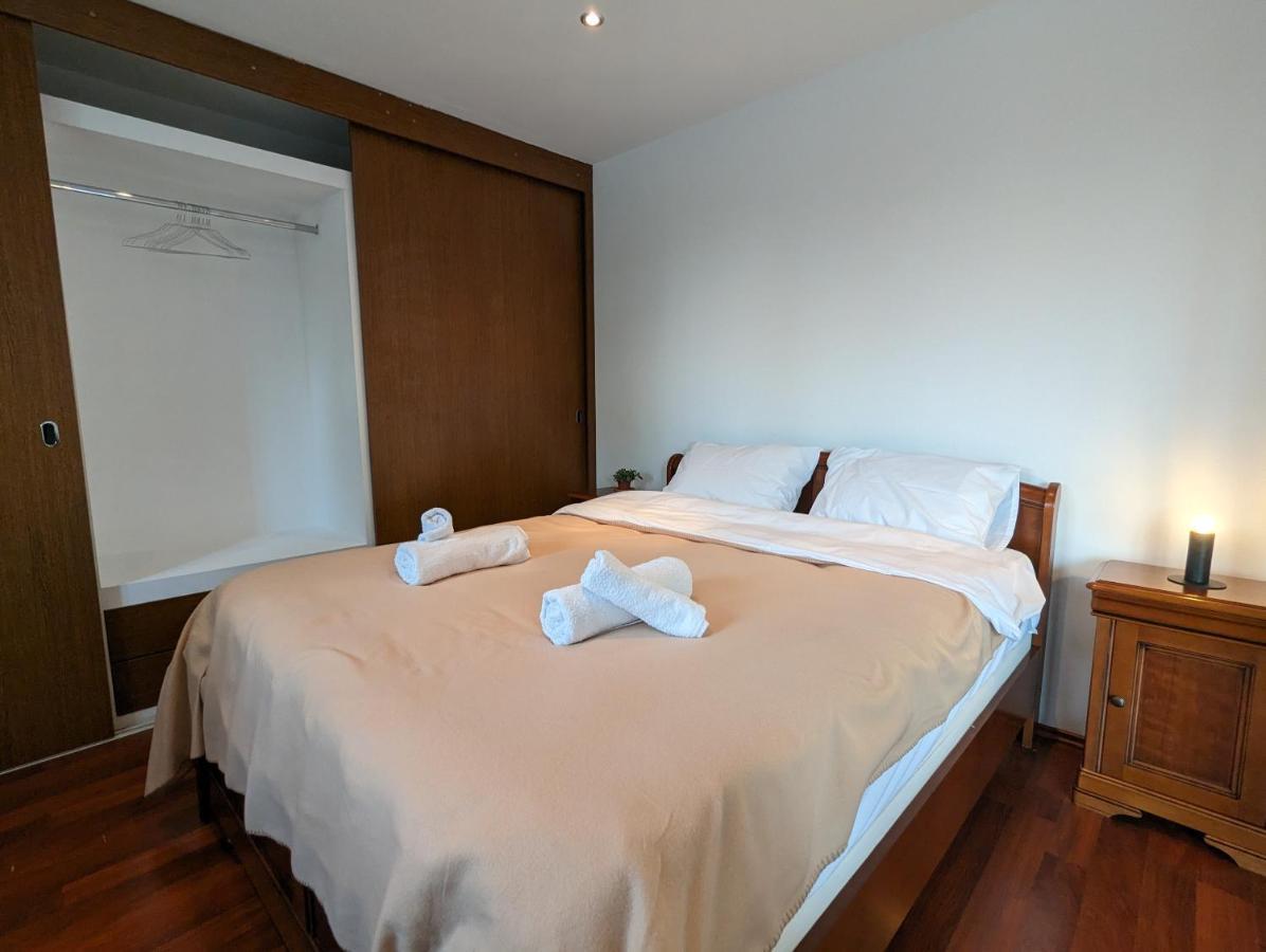 Horizon View - Lakefront Terrace Apartment
