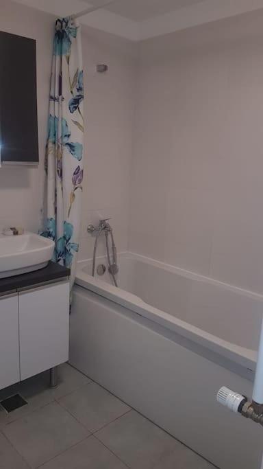 Chic Studio Pallady Apartment