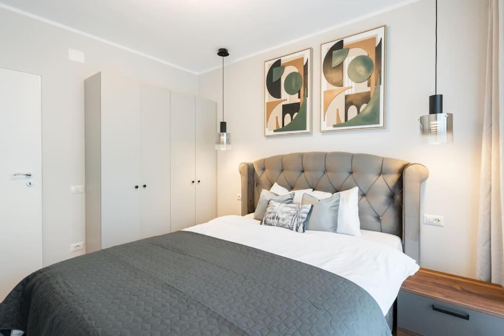 Sunny 2br Flat - Location - 3 Balconies *