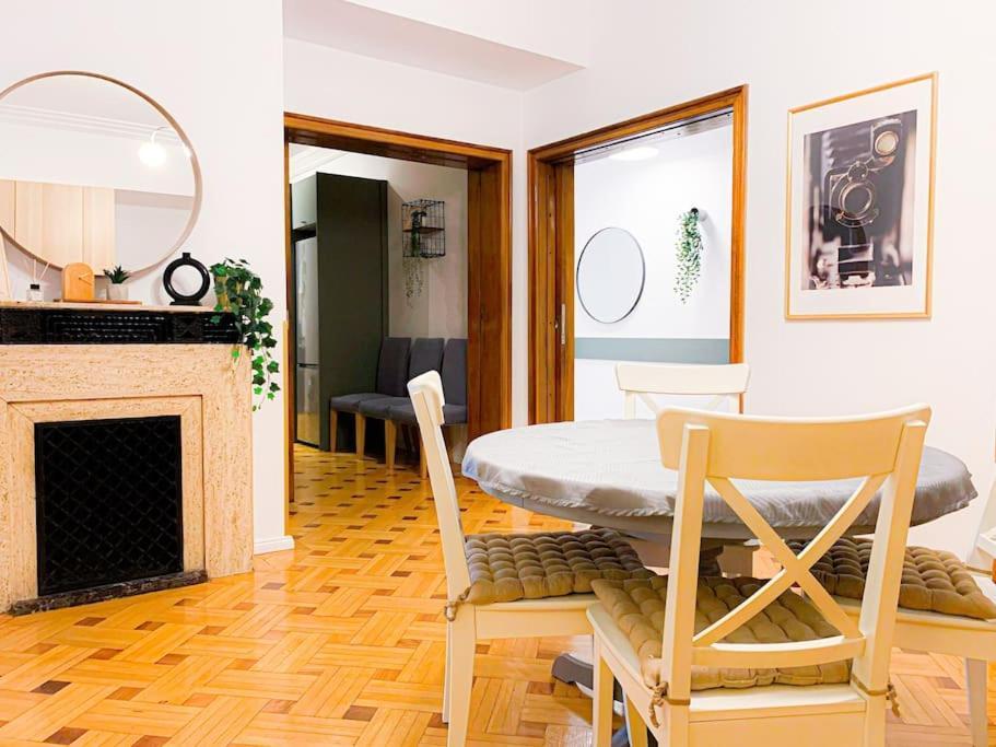 Apartament Chic Urbana: 140sqm 5-bedroom Downtown Gem *