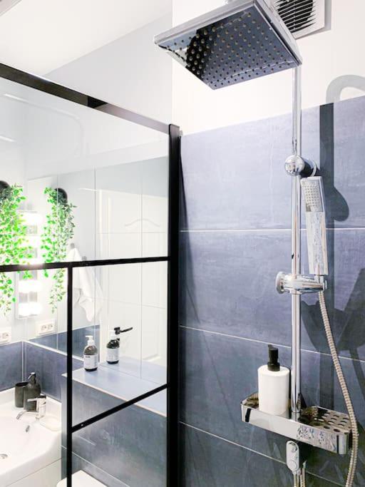 Chic Urbana: 140sqm 5-bedroom Downtown Gem Bucureşti
