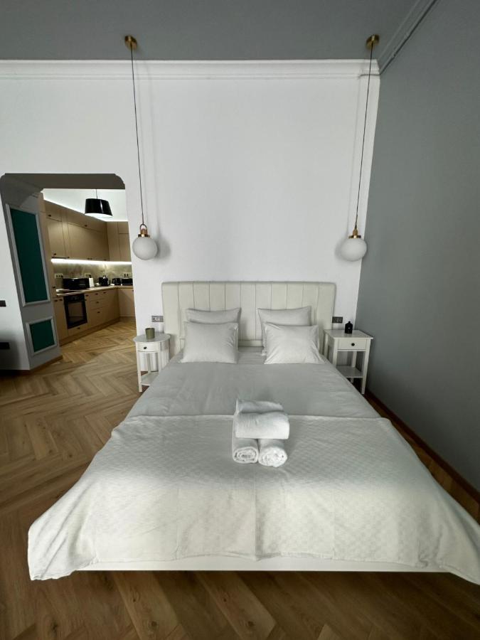 Oyster Flat Victoriei * Bucharest
