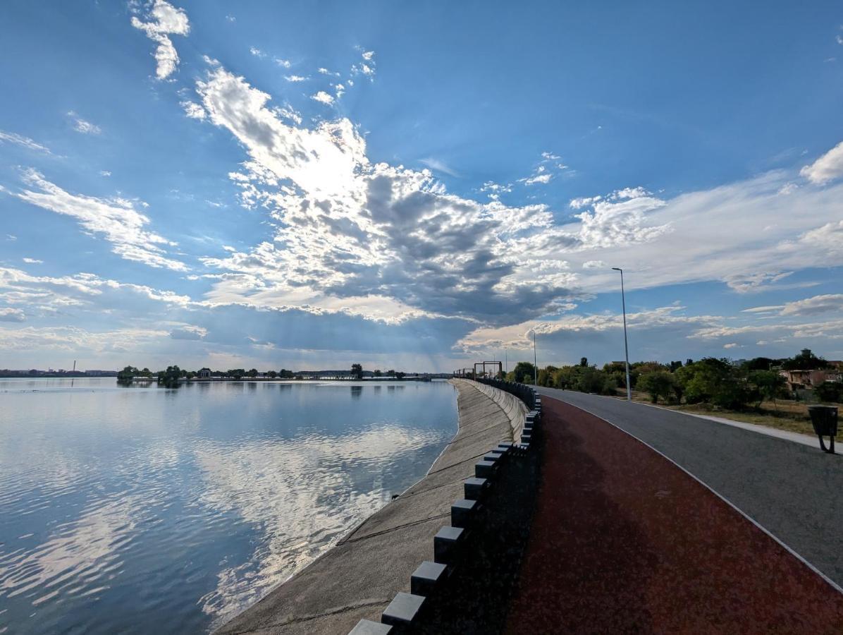 Horizon View - Lakefront Terrace Apartment *