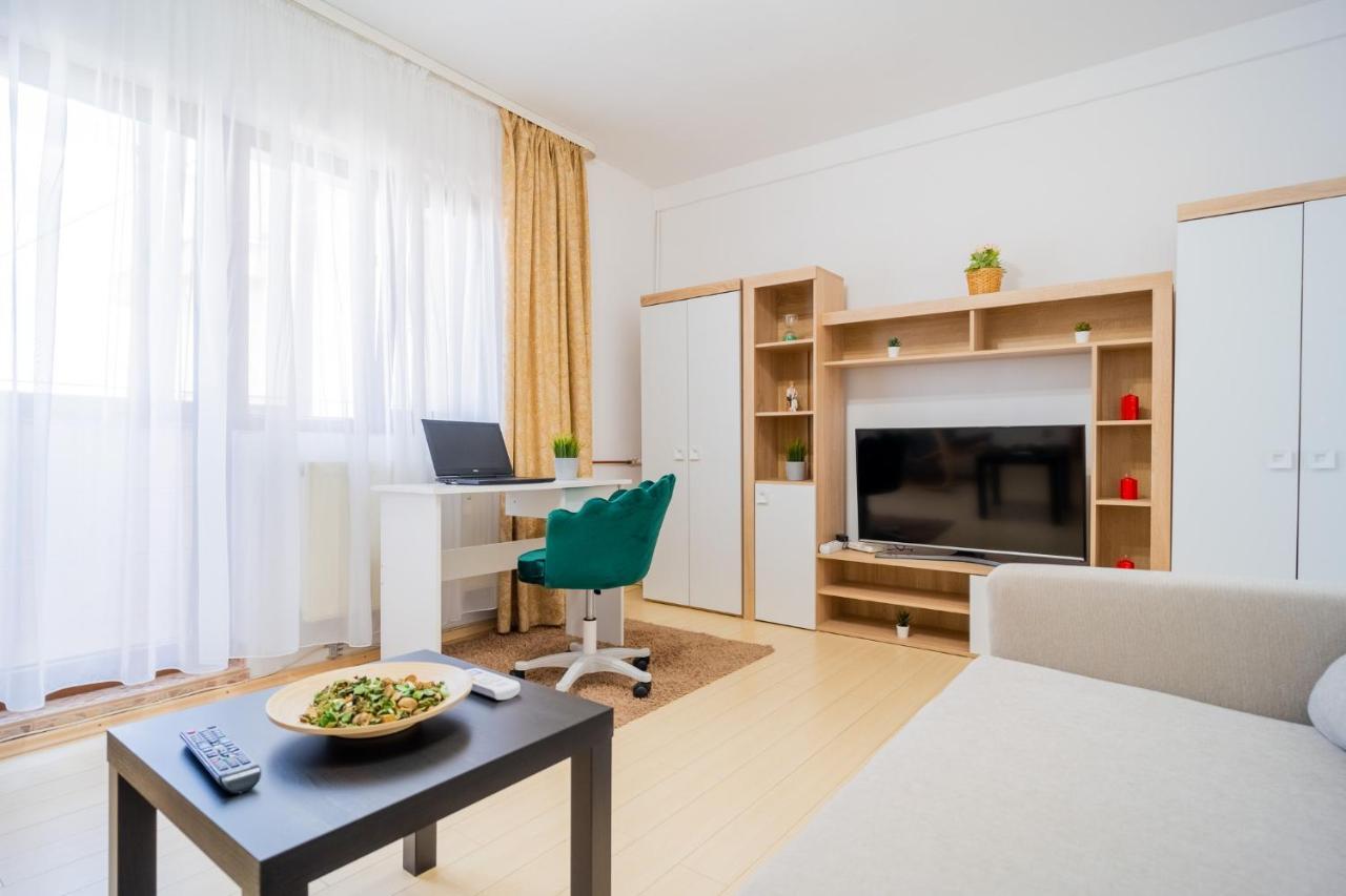 Serene 1br With Workspace Apartment *