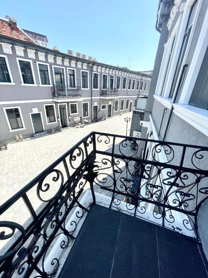 Apartament 10 *