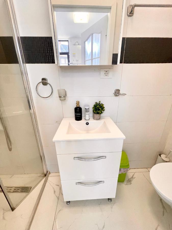 10 Apartament