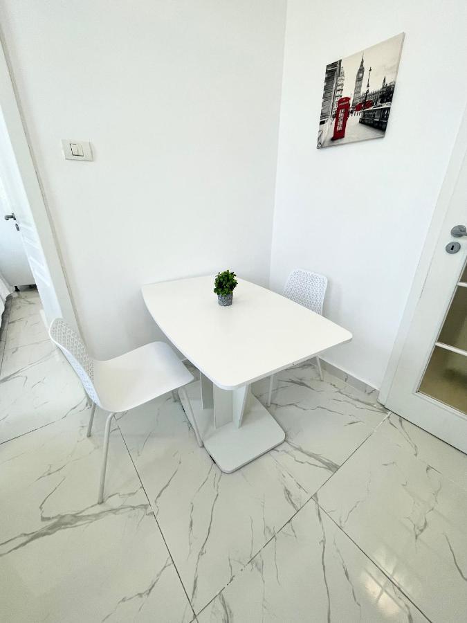 Apartament 10 *