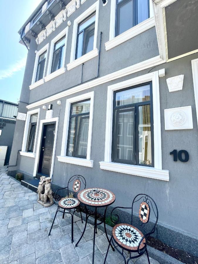 10 Apartament