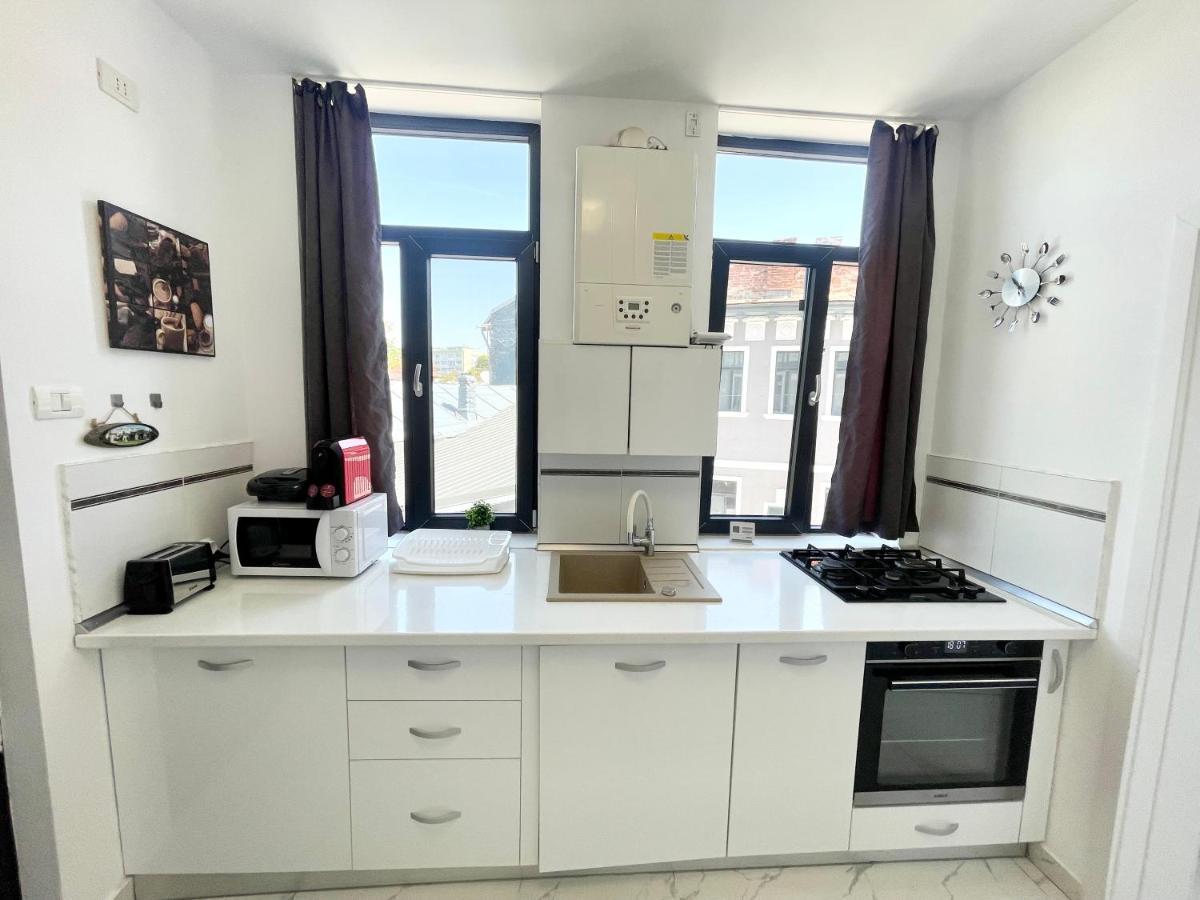 Apartament 10 *