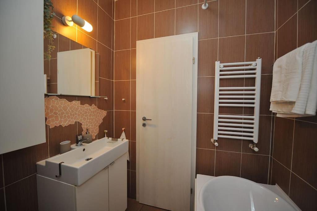 Apartment Excellent Price For A Family Or Group Of Travelers Bucharest