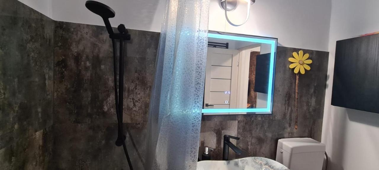Tiki's Bar Apartment