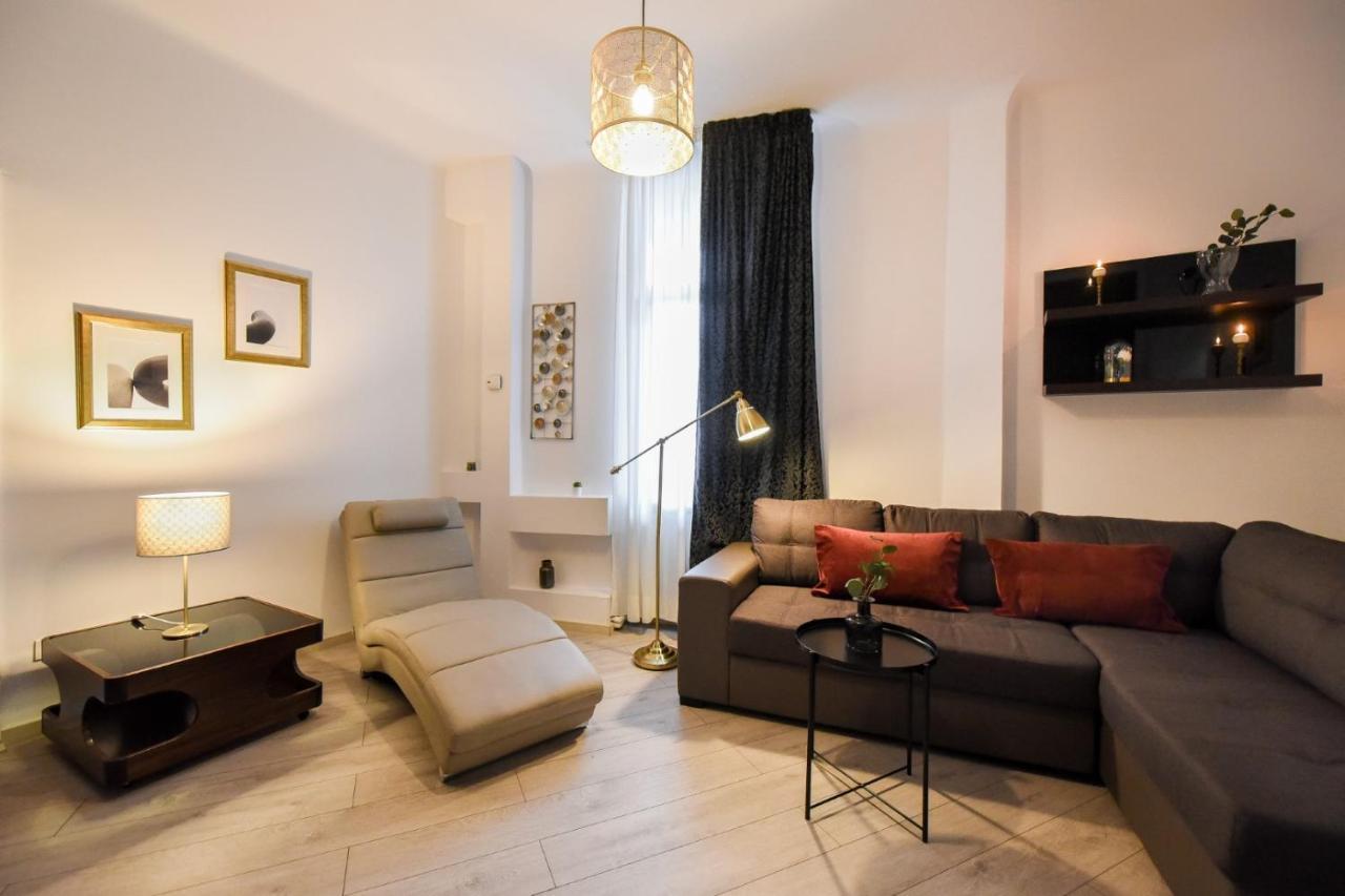 Discover Comfort: Charming & Spacious In The Old Town Apartment