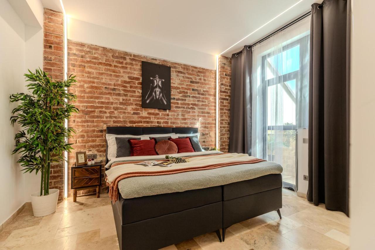 Apartment Luxury & Comfort: Smart 2br-apt At Unirii Square Bucharest
