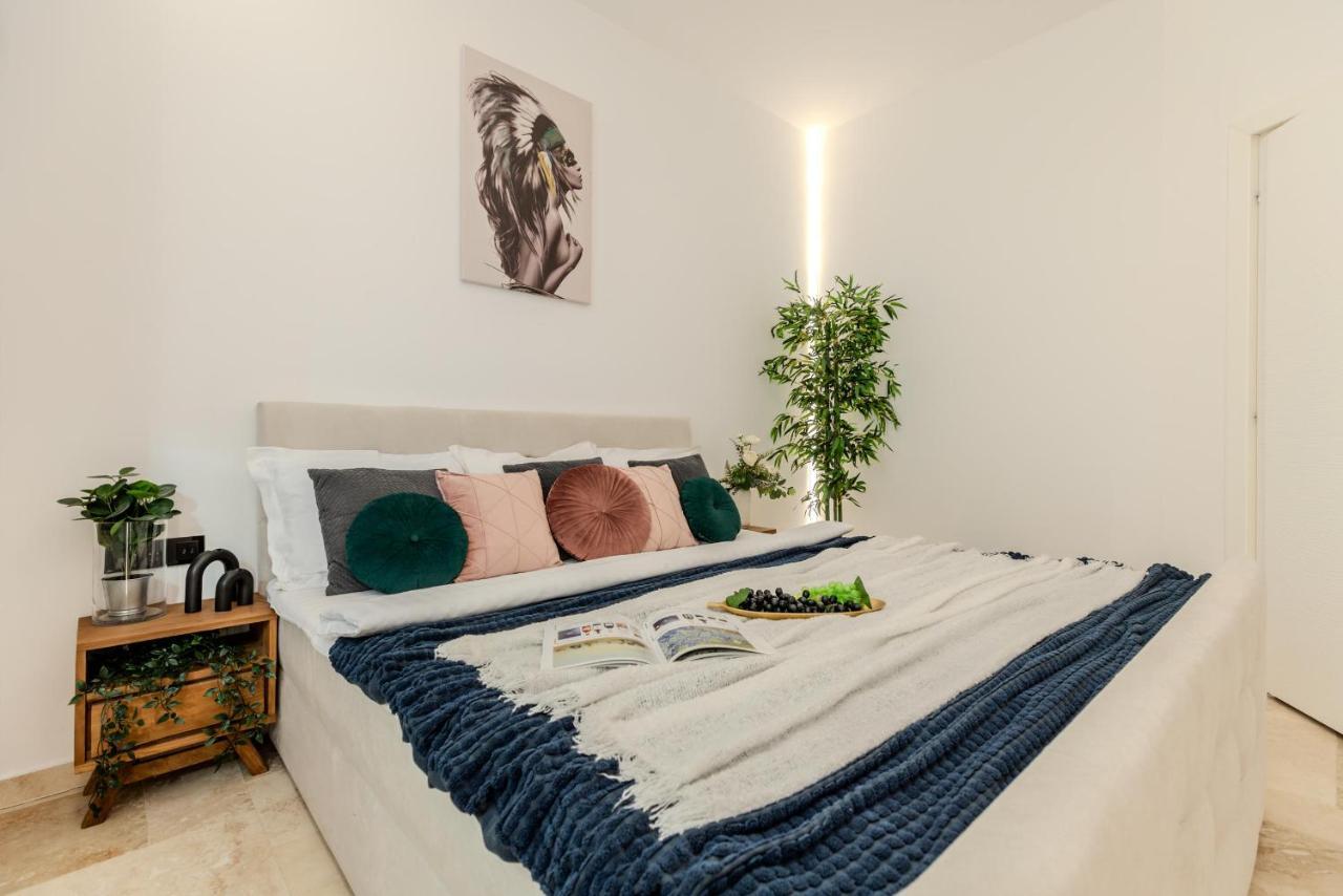 Apartment Luxury & Comfort: Smart 2br-apt At Unirii Square *