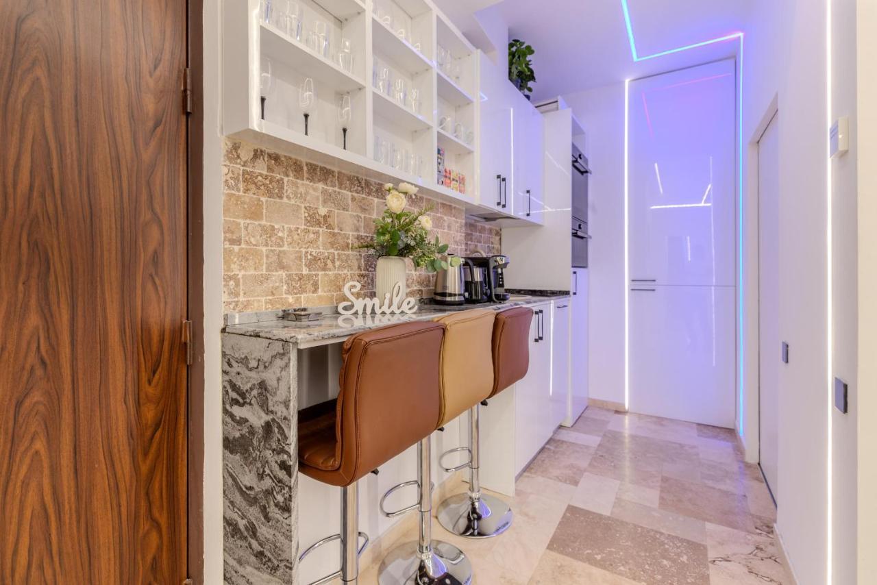 Apartment Luxury & Comfort: Smart 2br-apt At Unirii Square Bucharest