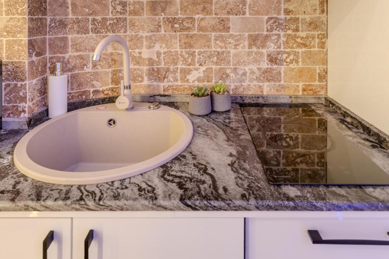 Apartment Luxury & Comfort: Smart 2br-apt At Unirii Square
