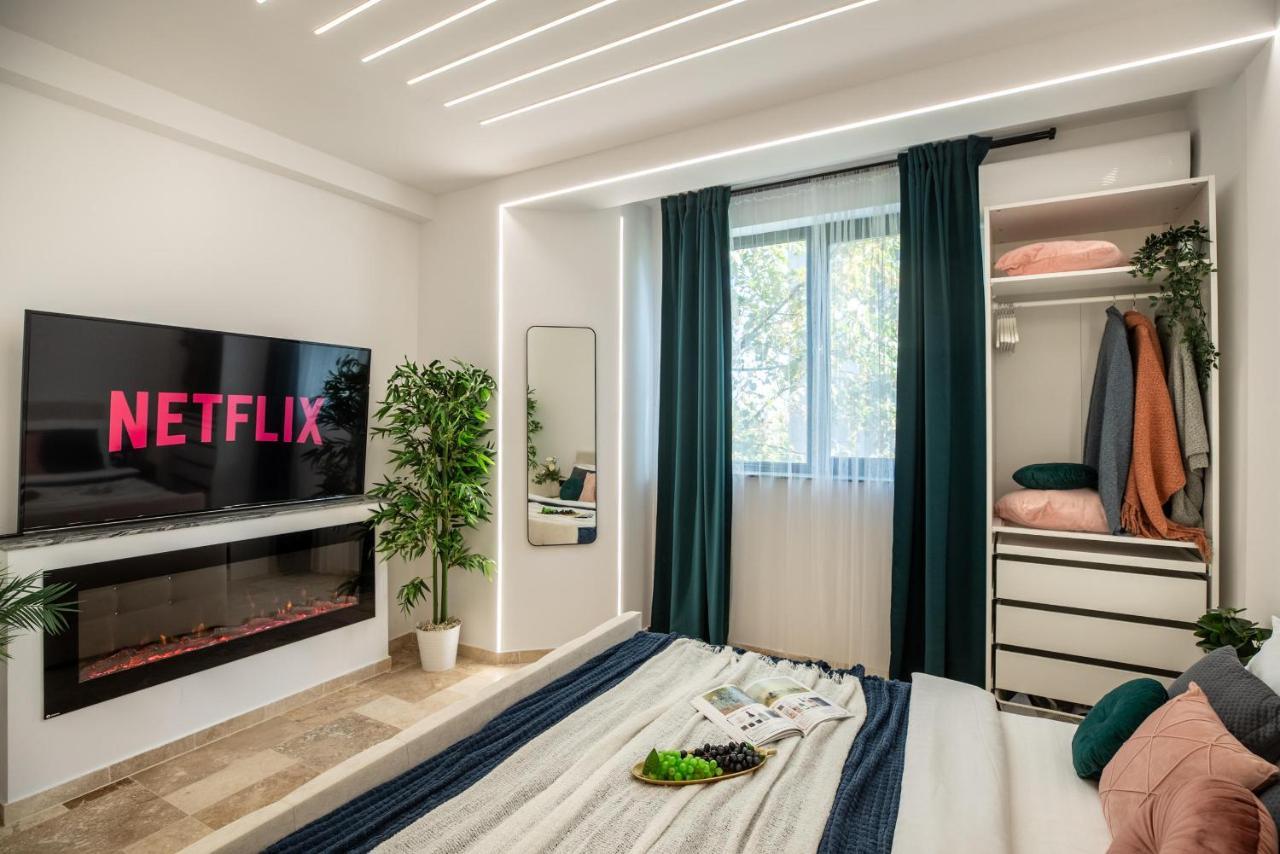Apartment Luxury & Comfort: Smart 2br-apt At Unirii Square Bucharest