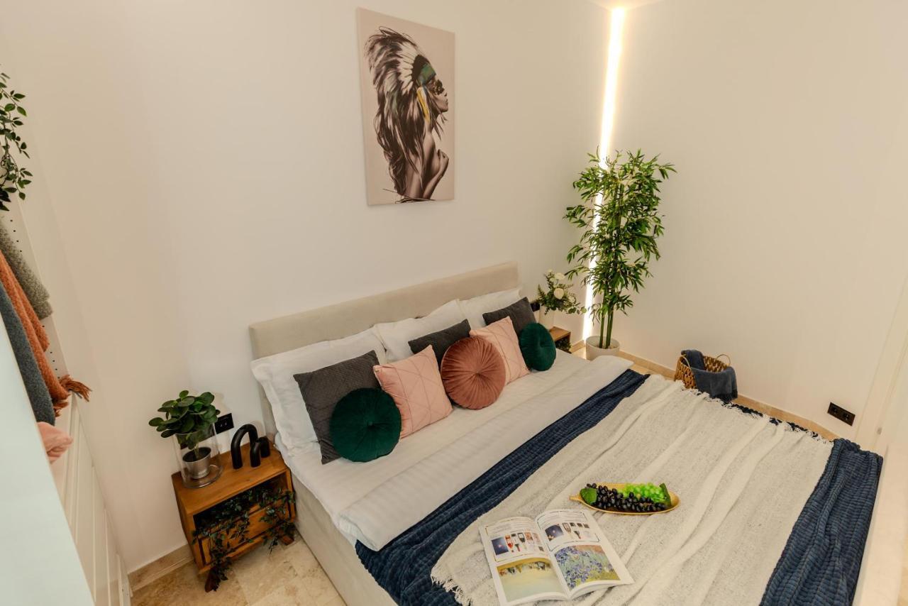 Apartment Luxury & Comfort: Smart 2br-apt At Unirii Square *