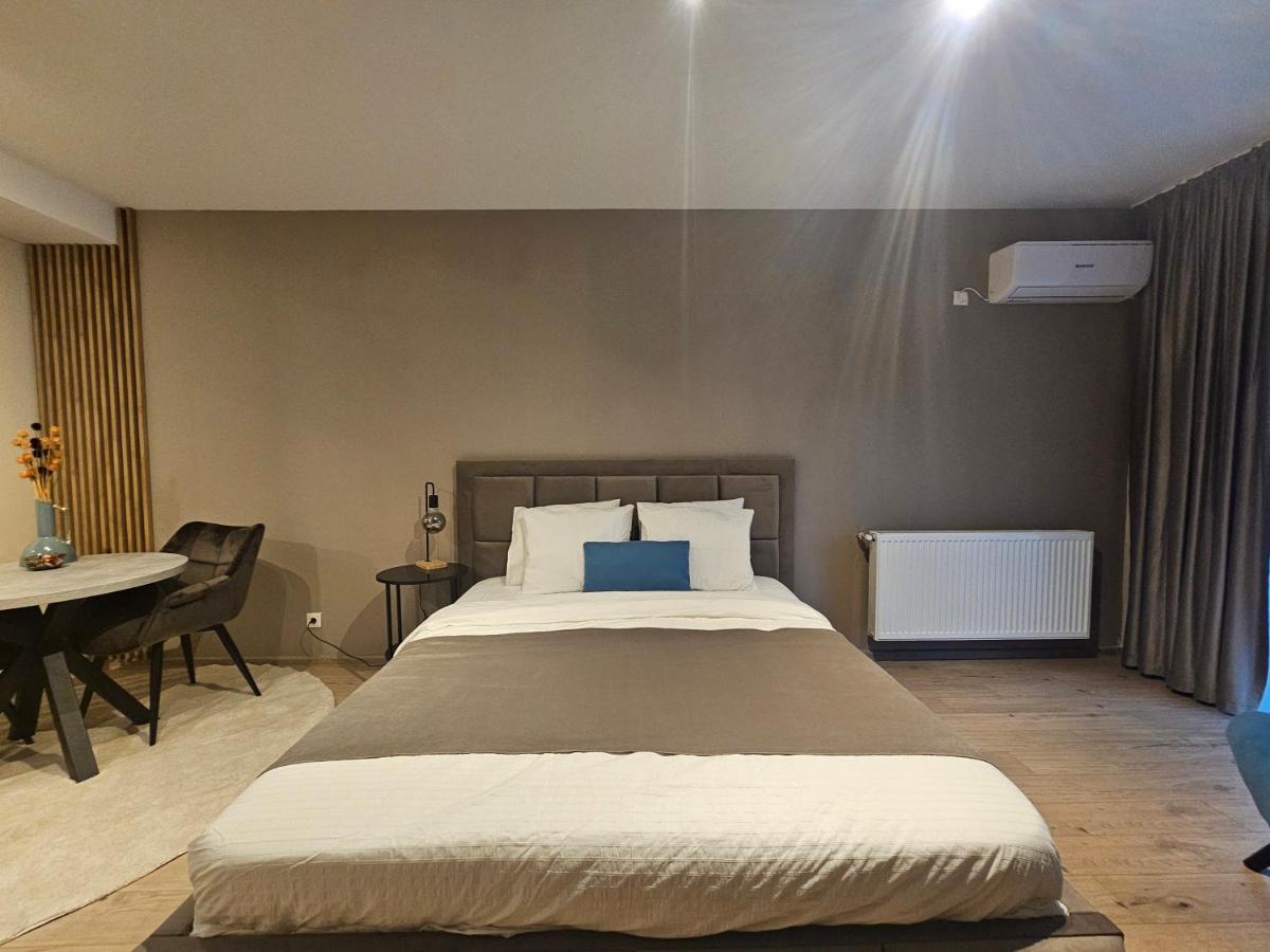 Apartament 6 *