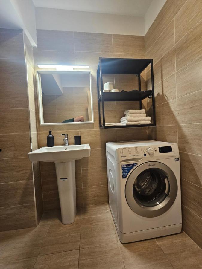 Apartament 6 Bucureşti