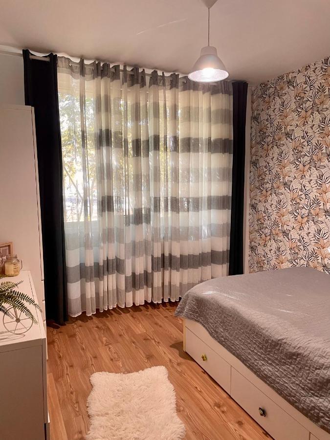 Thias -parter, Langa Spitalul Marie Curie Apartment Bucharest