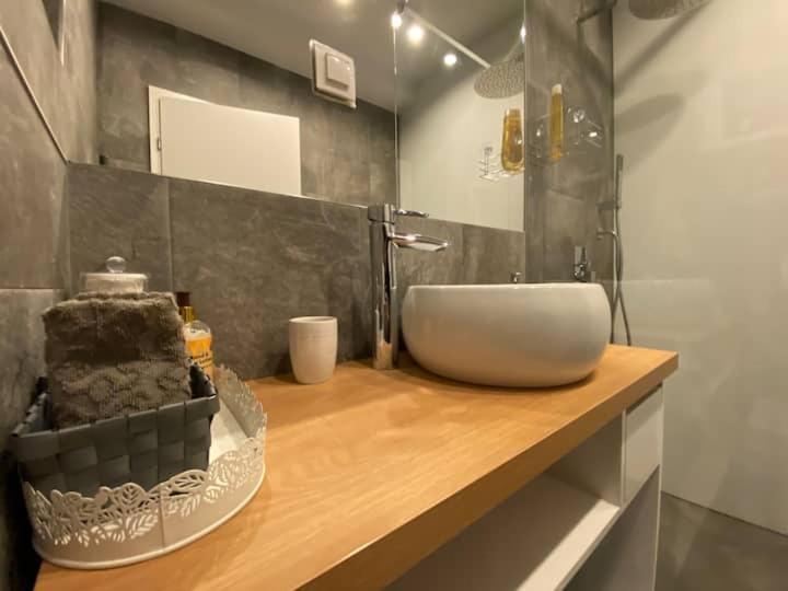 Eden - Amazing Studio - Central Location Apartment