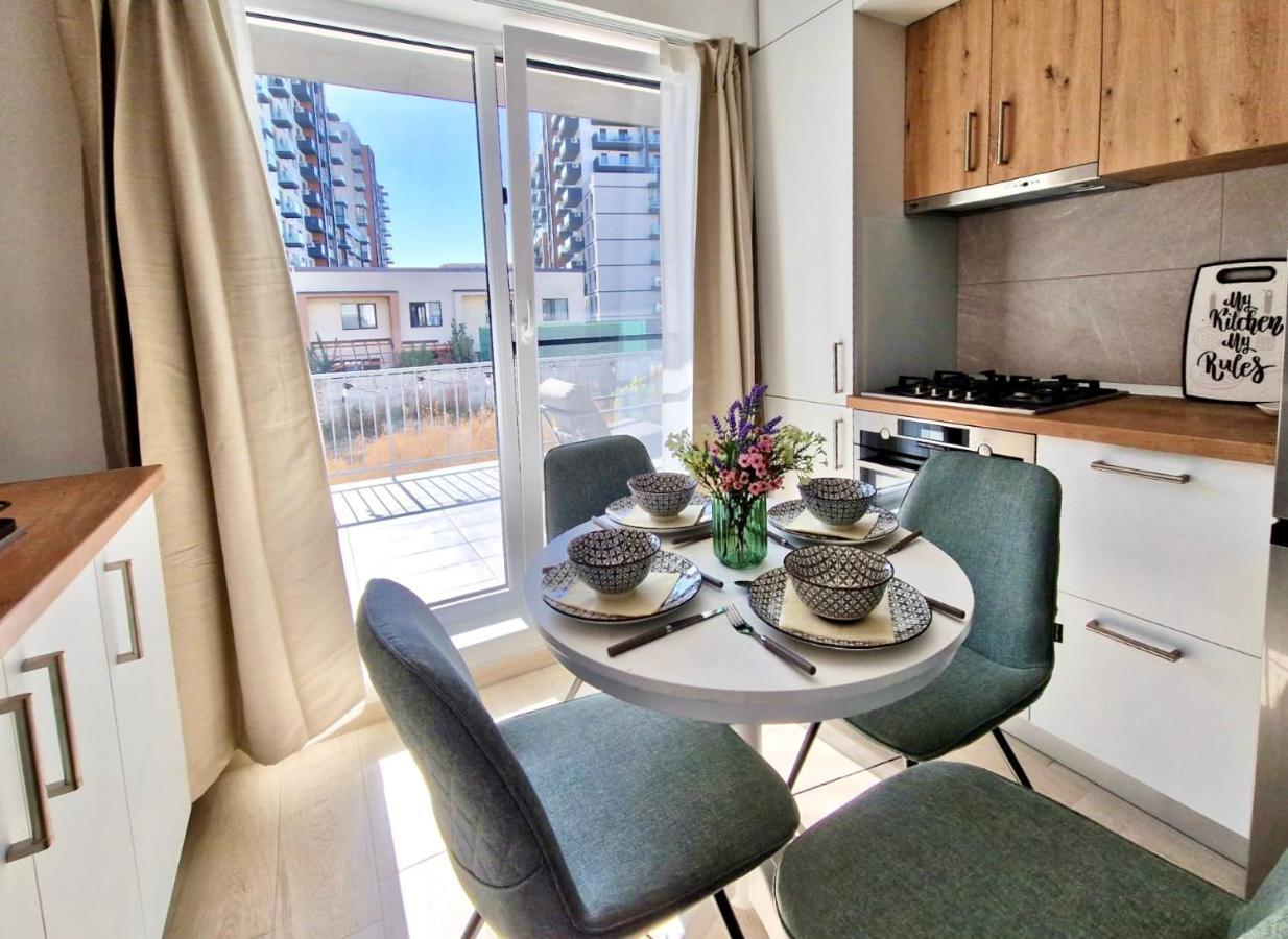 Sector3 Modern Living And Terrace *