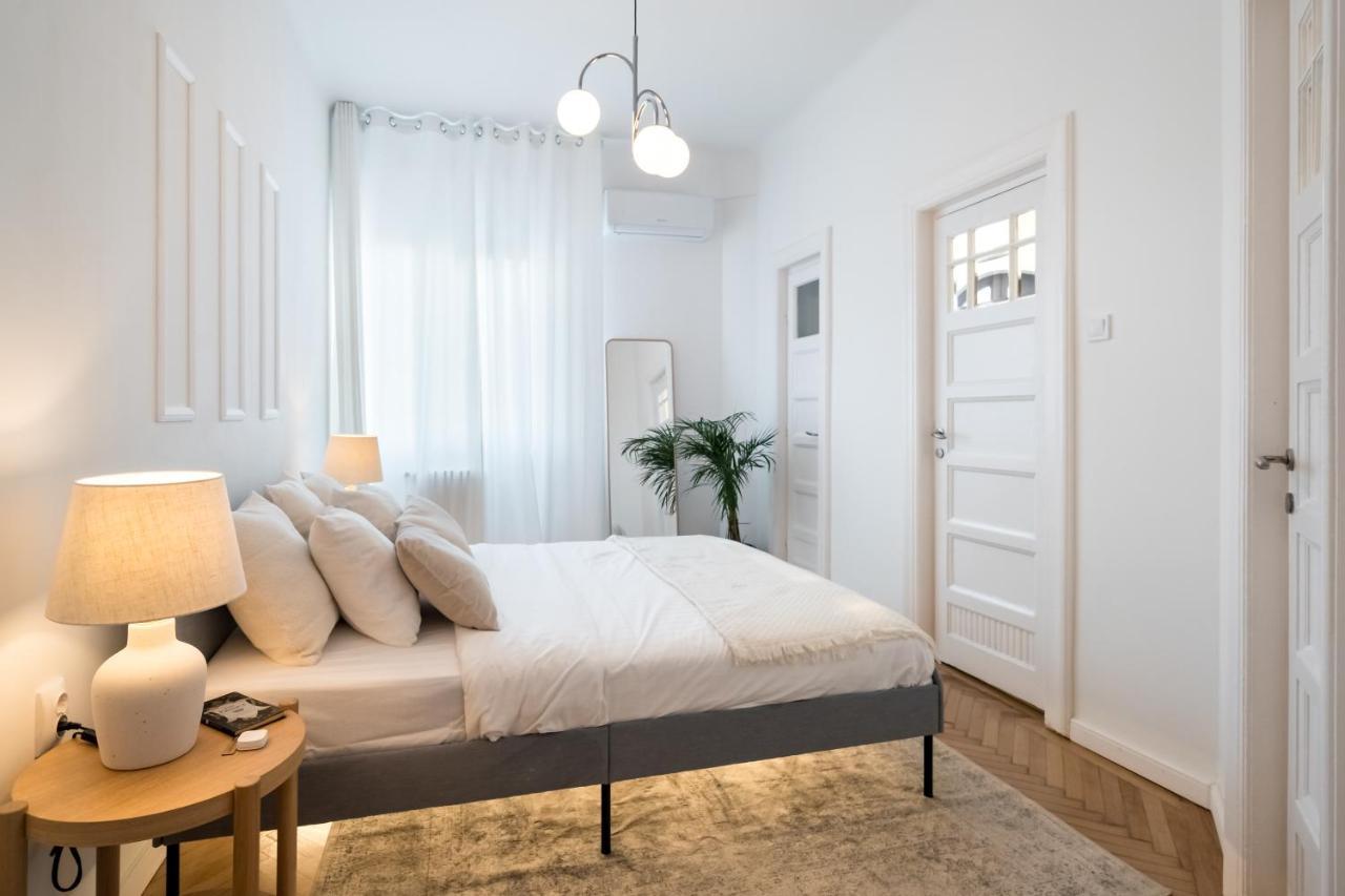 Apartment Cismigiu Serenity: 1br Flat With Scenic Balcony Bucharest