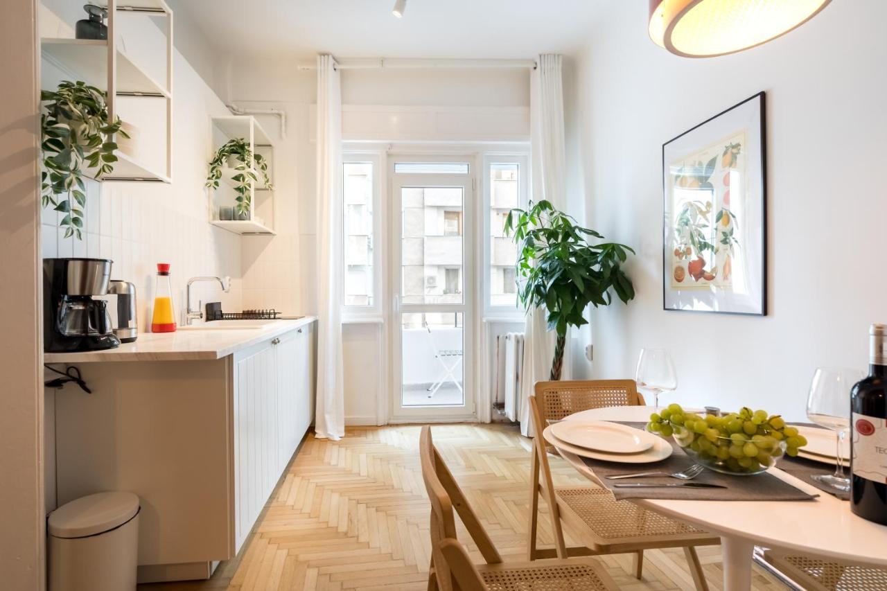 Apartment Cismigiu Serenity: 1br Flat With Scenic Balcony